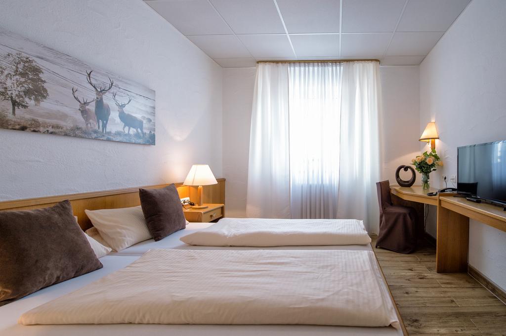 Hotel-Restaurant Schwyzerhuesli Viernheim Buitenkant foto