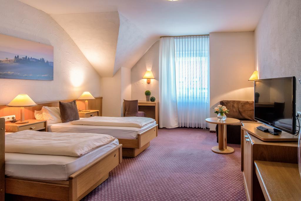 Hotel-Restaurant Schwyzerhuesli Viernheim Buitenkant foto