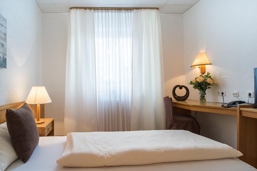 Hotel-Restaurant Schwyzerhuesli Viernheim Buitenkant foto